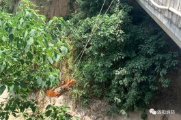 <strong><mark>河南</mark></strong>洛阳：七旬老人走失陷入桥洞淤泥 消防救援人员紧急营救